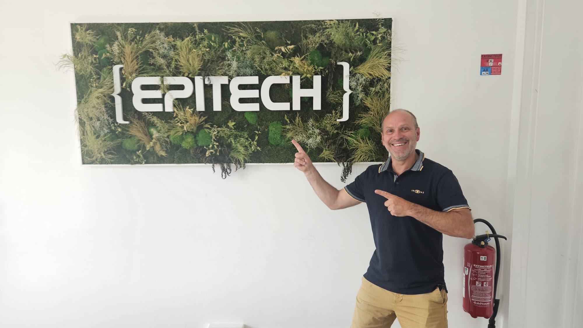Olivier devant le panneau Epitech