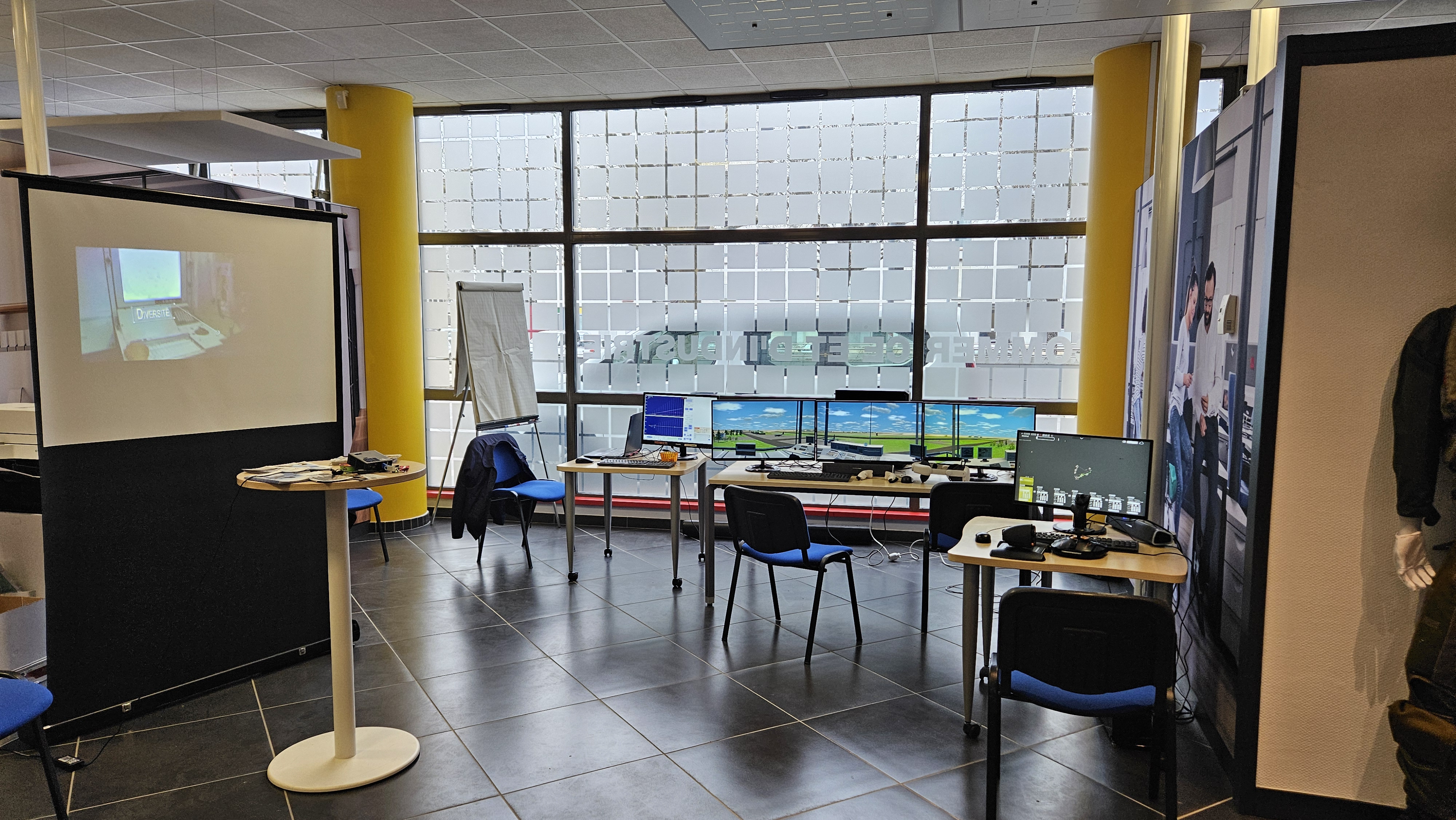 Espace de simulation aéronautique présenté sur un salon
